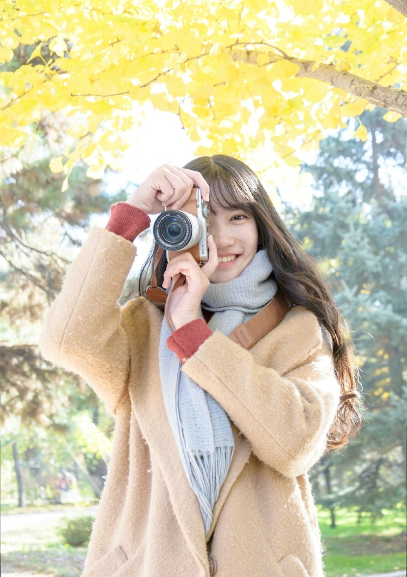 秋天落叶中的气质森系美女笑容迷人写真