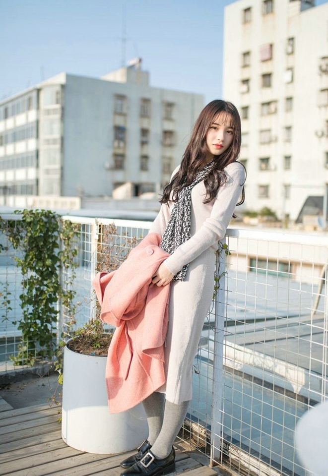 居家甜美优雅红唇妹子温馨俏皮可爱写真