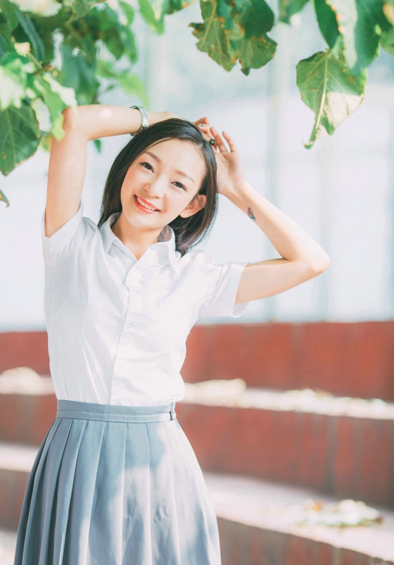 校服妹子跑道上俏皮愉悦写真