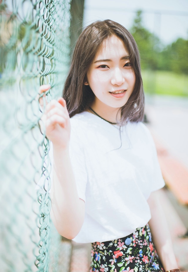 夏日校园长发飘飘美女碎花短裙甜美可人