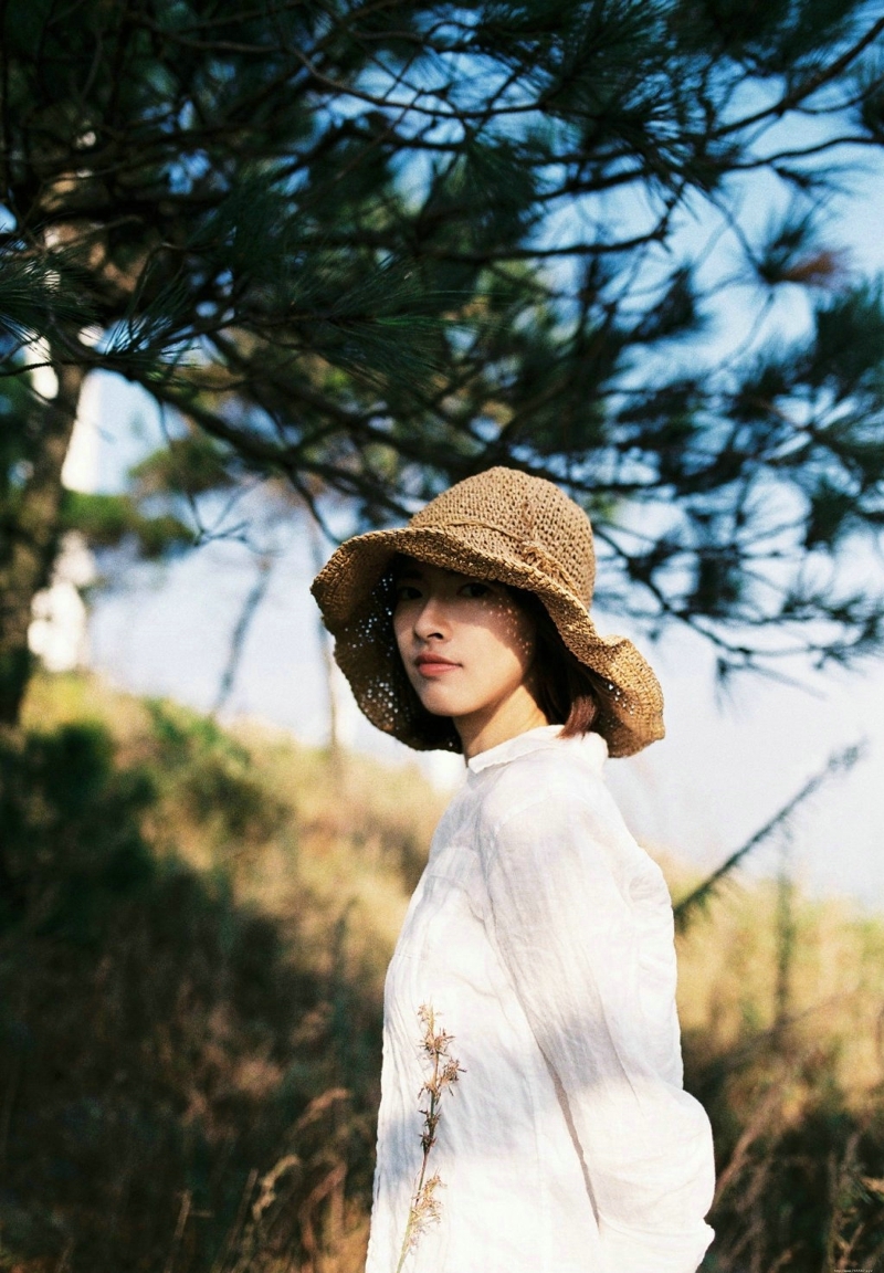 徒步短发牛仔裤美女自然温柔写真