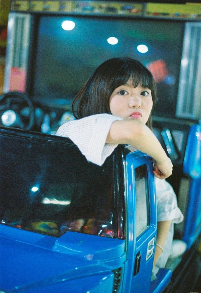 电玩城内的学生妹子清纯活力写真