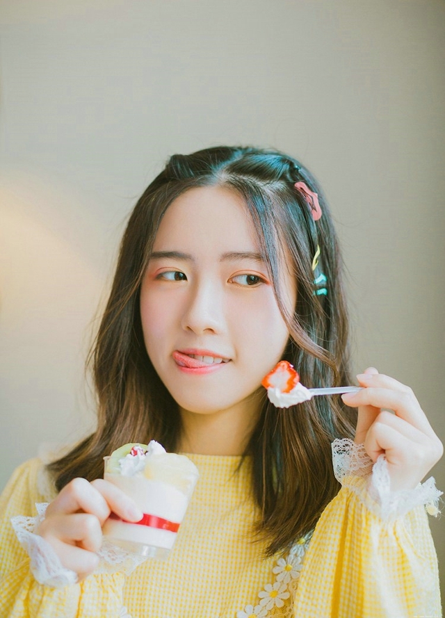 爱吃的女孩都很美草莓味甜心宝贝阳光午后写真