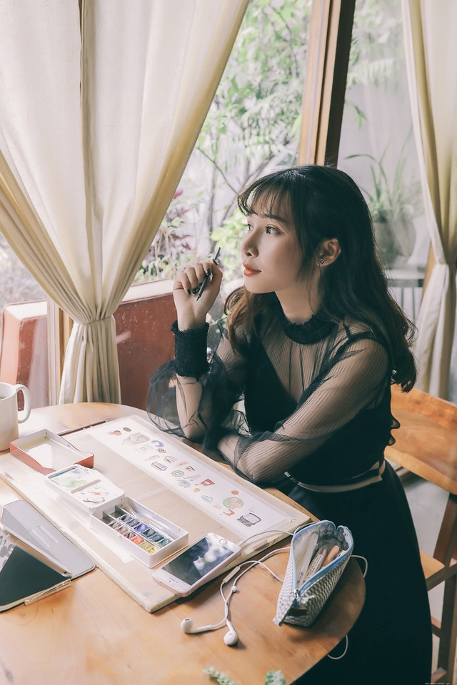 时光花园内看报美女透视黑纱裙显熟女风韵