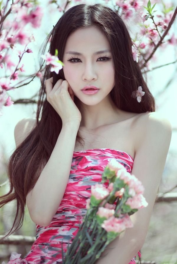 唯美桃花之下的电眼美人清纯动人写真