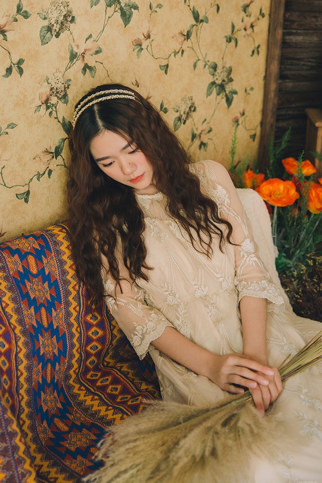 复古古典美女蕾丝长裙气质柔美听音乐