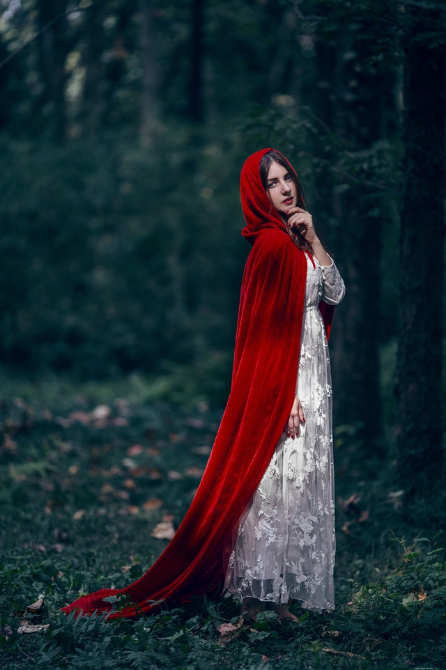 红帽异国美女蕾丝裙迷失在深山里徘徊