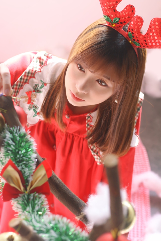 圣诞美女娇俏可人古灵精怪精心装扮圣诞树