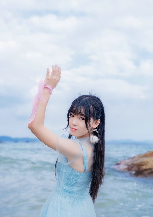 蓝色天空下透视白纱裙美女海水中湿身戏水