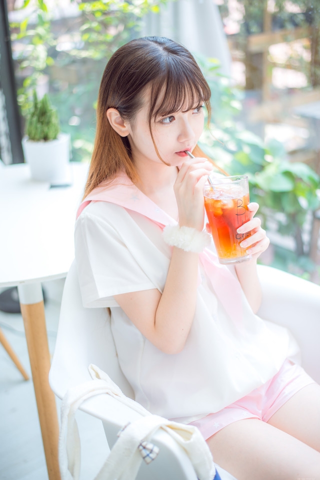 一只洋娃娃的下午茶文静悠闲生活照