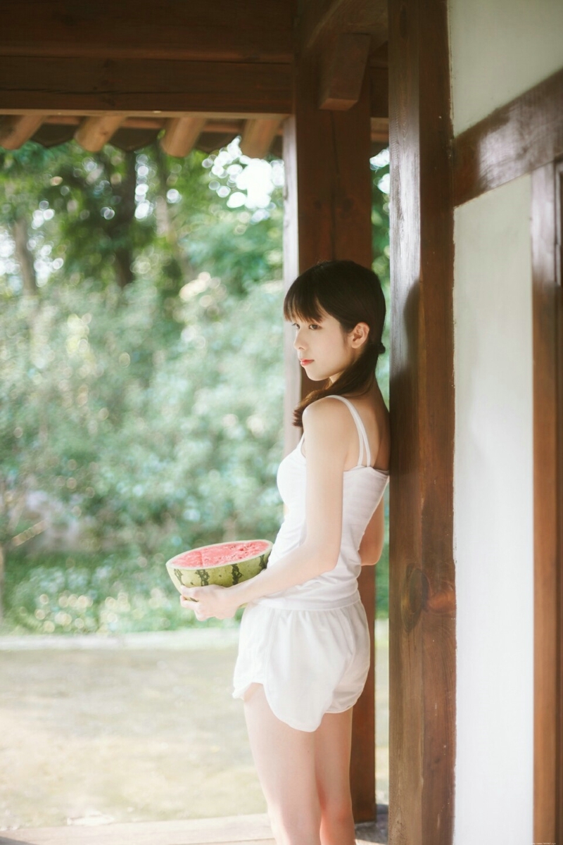 夏日西瓜少女背心白皙娇嫩美肤