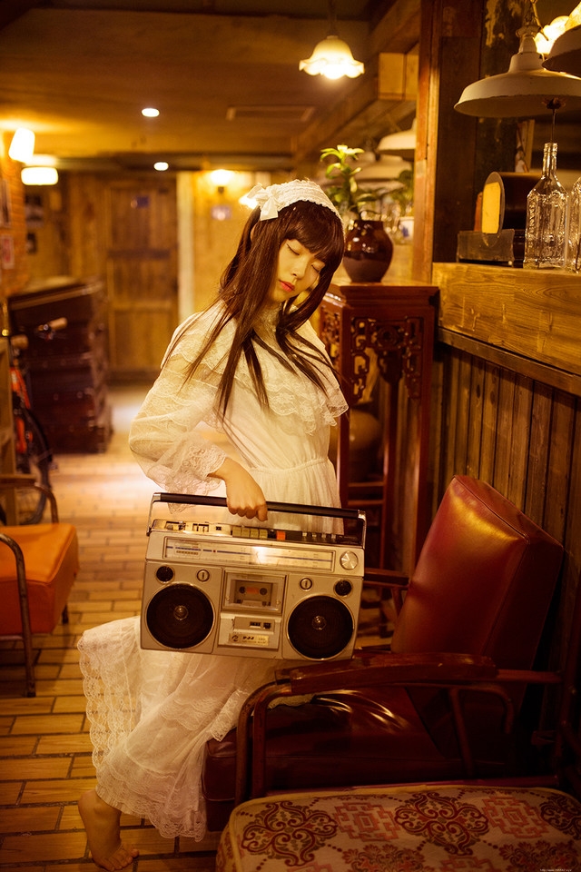 昏暗灯光下的洛丽塔少女蕾丝长裙清纯写真