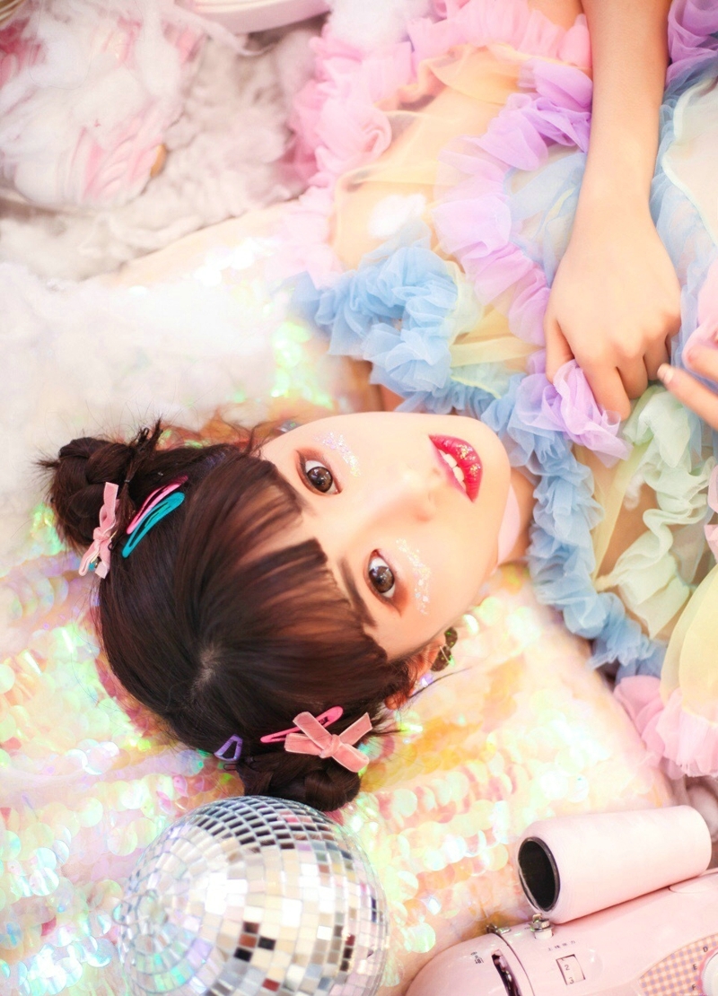 可爱妹子娇小私房色彩斑斓怜人写真