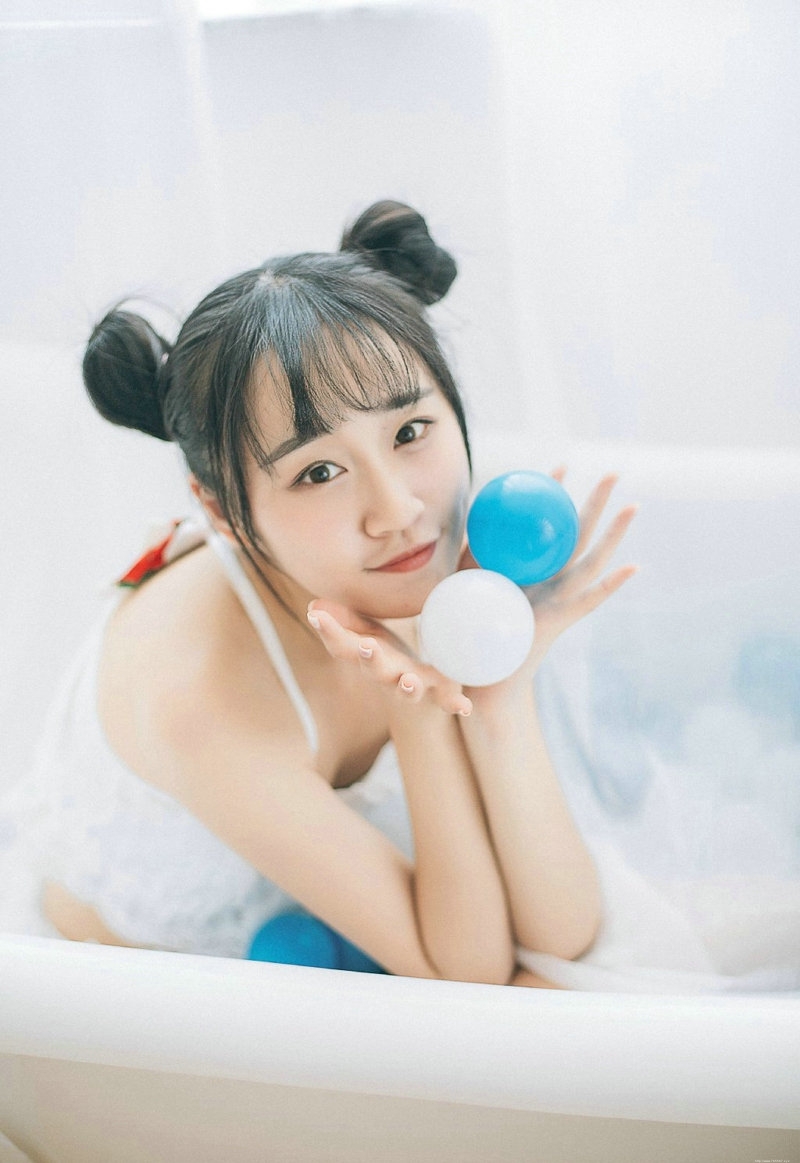 纯真哪吒头美少女浴缸内玩耍白皙可爱