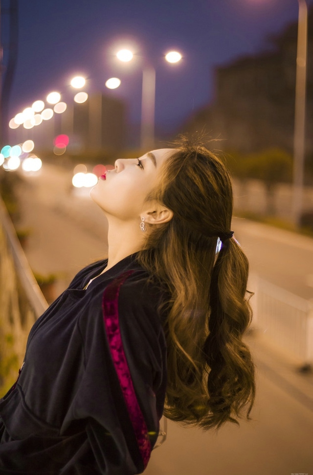 夜晚街头卫衣美女孤独寂寞愿你笑容像向阳花般灿烂