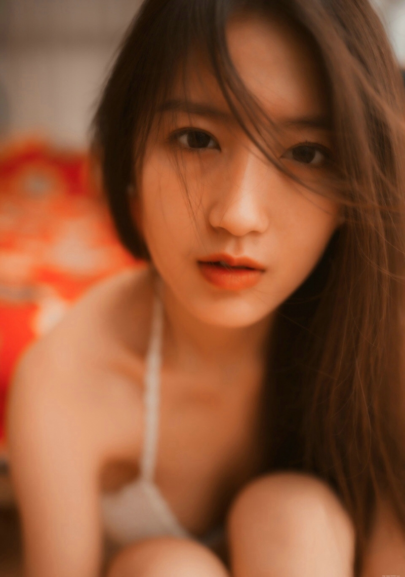 气质美女私房美背慵懒眼神迷人写真