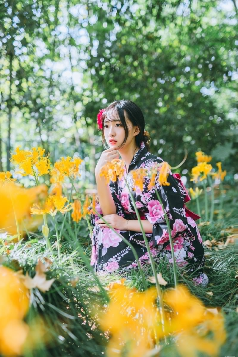 白皙和服美女花丛中唯美写真