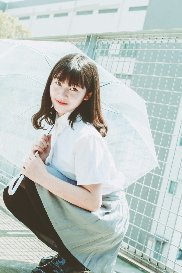 午后宜家圆脸少女学生装行走在天桥上