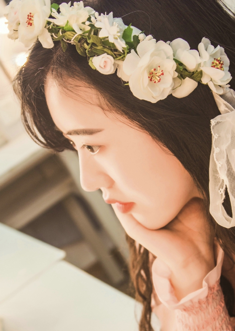 甜美花环妹子娇嫩肌肤红唇诱人