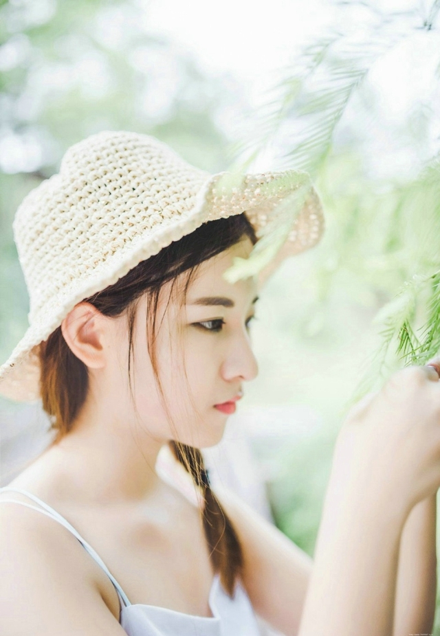 性感甜美绿林内的露背美女娇嫩肌诱惑肤迷人写真