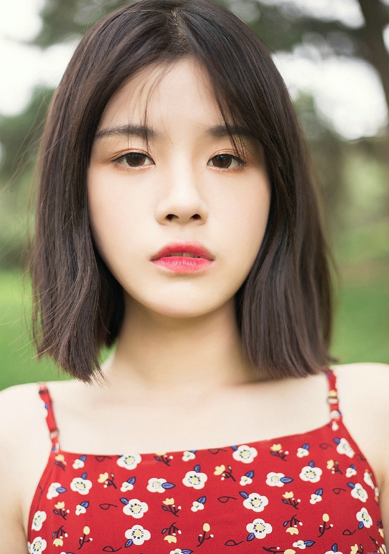 清新户外养眼吊带红裙少女迷人写真