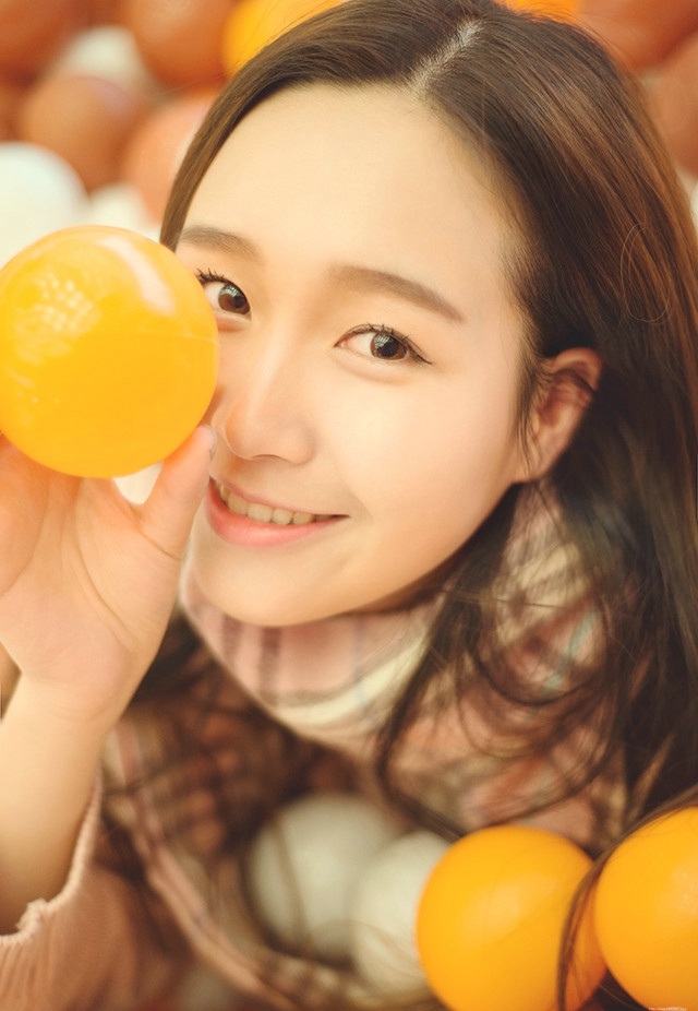 游乐园内天真烂漫美女随性自由生活照