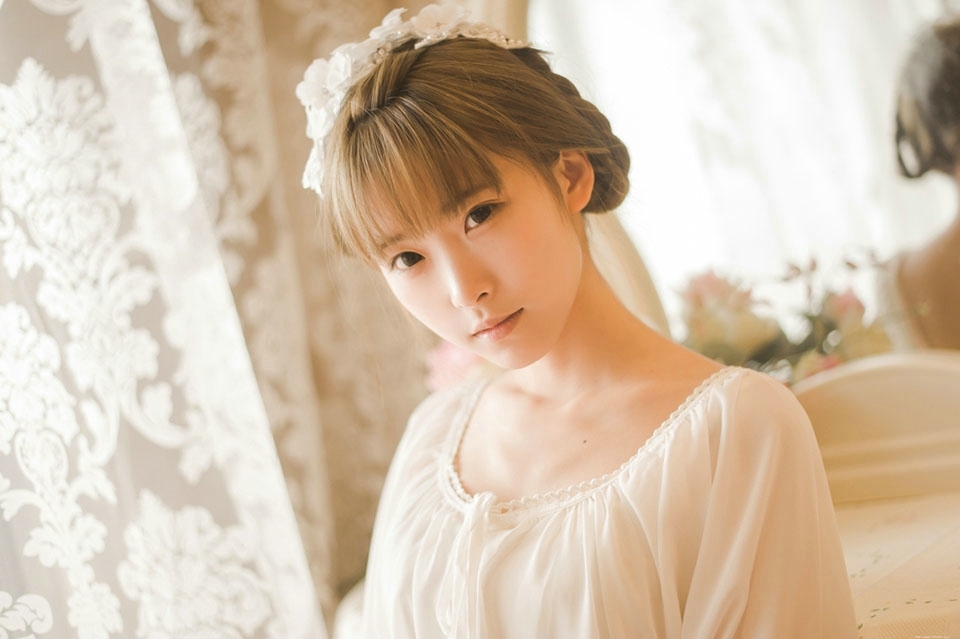 可爱妹子私房蕾丝柔美安静写真