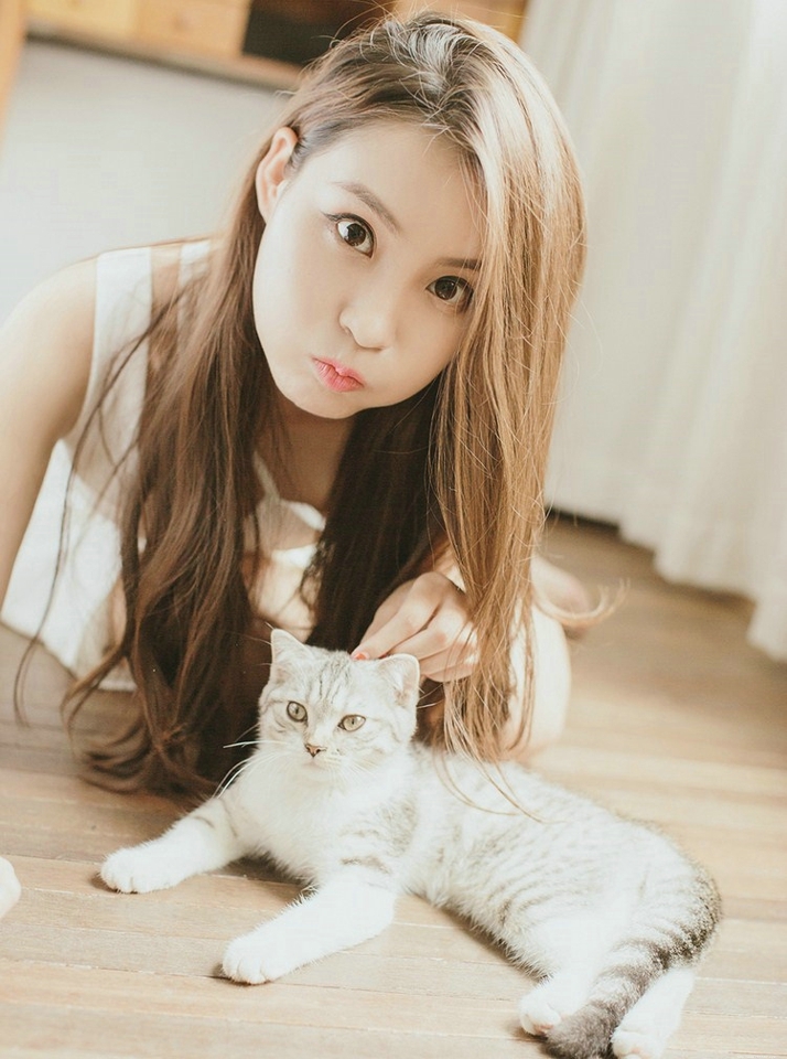 清纯可爱少女和猫咪房内尽情玩耍俏皮写真