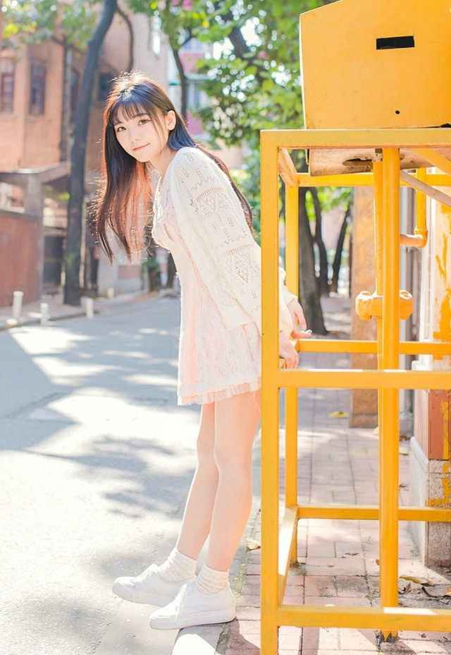 阳光少女蕾丝裙搭配小白鞋寻回时光里的温度