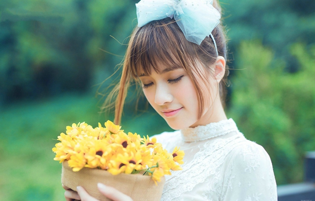 十分养眼清纯白色连衣裙少女花海清新甜美迷人户外写真