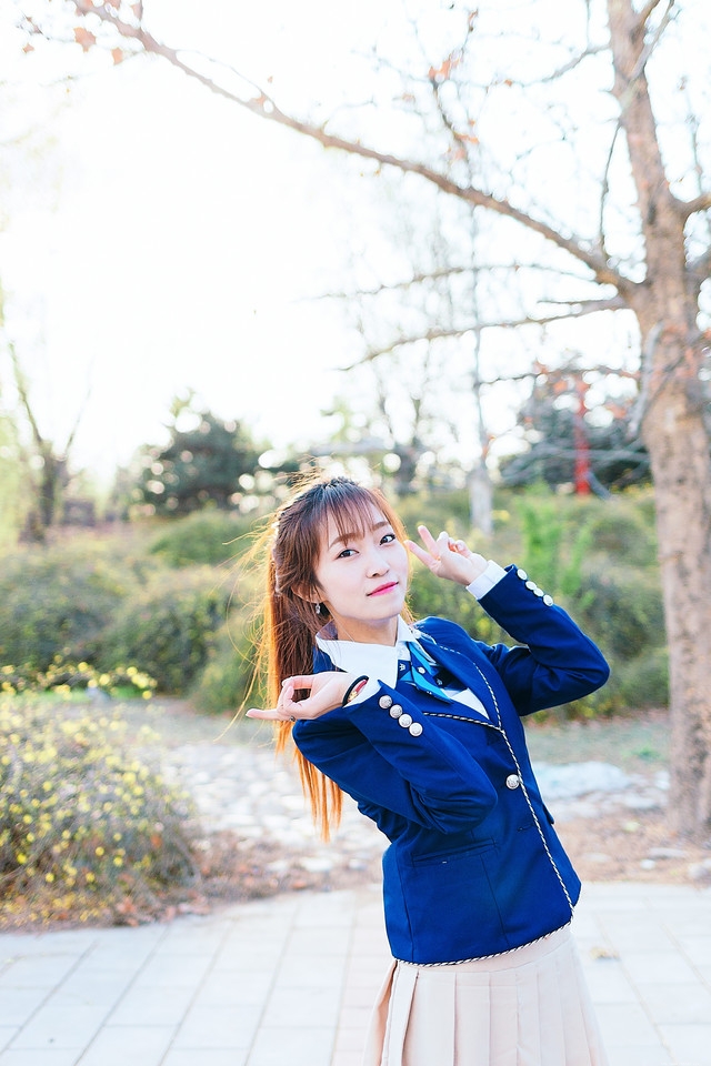 夕阳下的奔跑美女学生制服俏丽写真