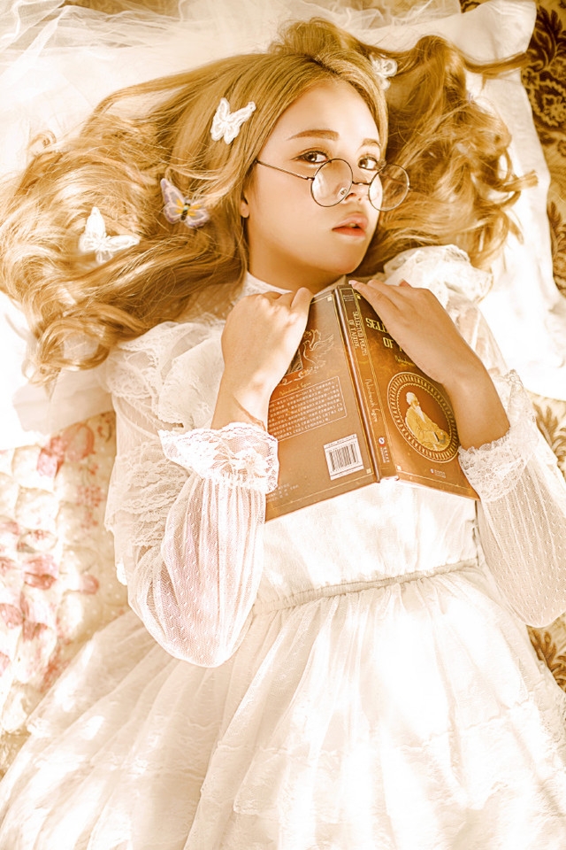 金发眼镜少女蕾丝白裙蝴蝶围绕眼神撩人