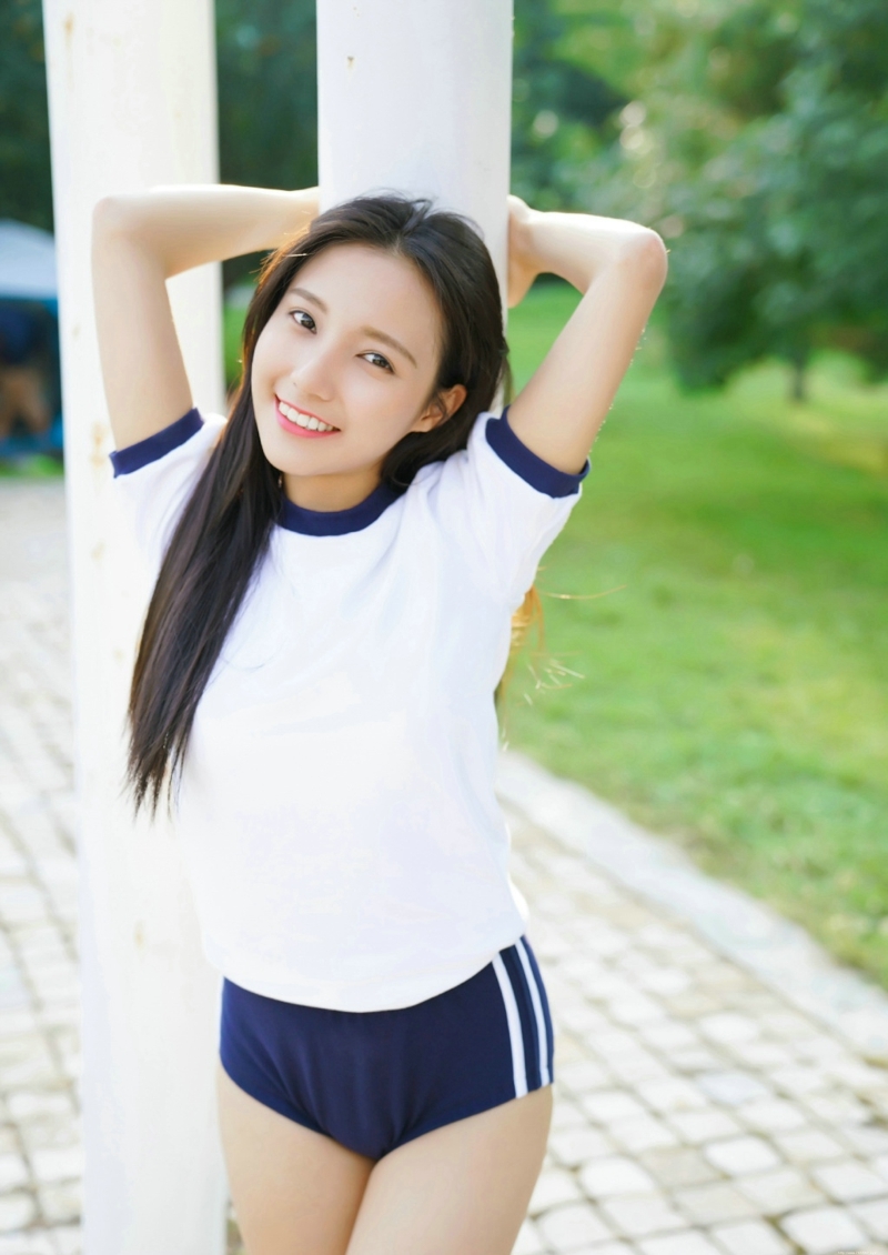 草地上的运动服青春美少女漂亮活力写真