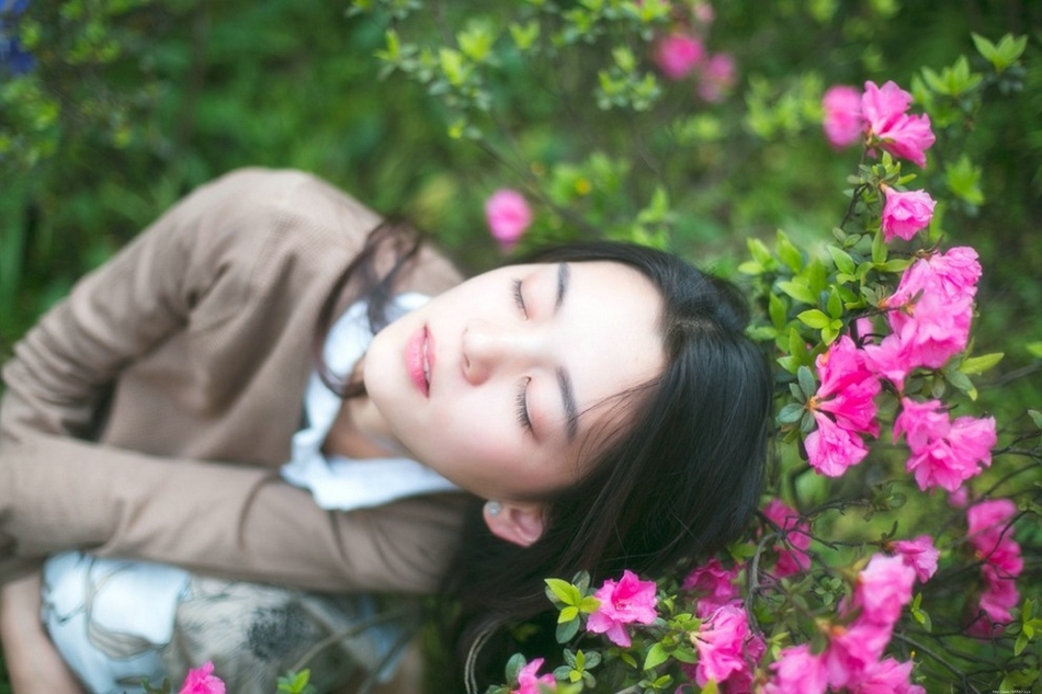 甜美面容的清纯素颜长发美女户外迷人写真