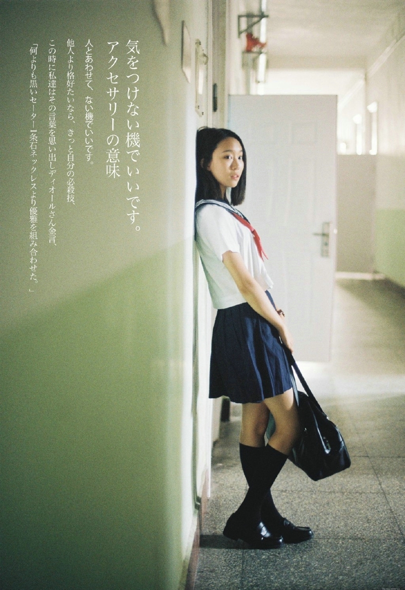 日系学院风妹子街头享受阳光漫步