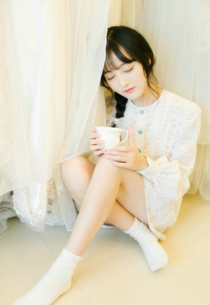 甜美少女大眼无辜下午茶悠闲时光