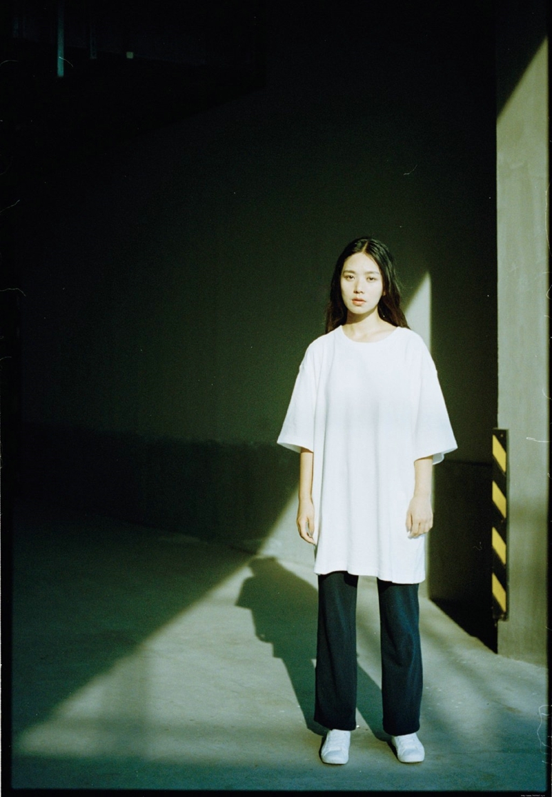 黑暗光影中的气质森系美女随性范