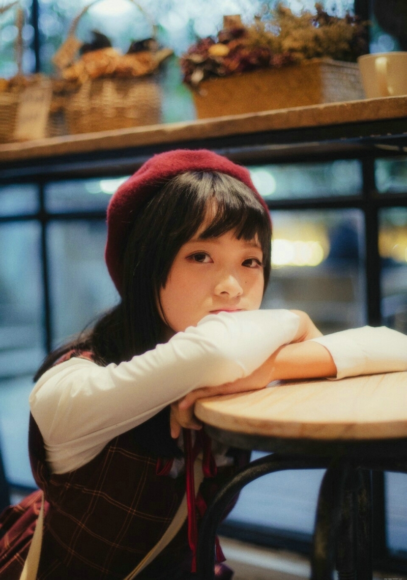 红格子裙萌萌哒软妹子贝雷帽可爱写真