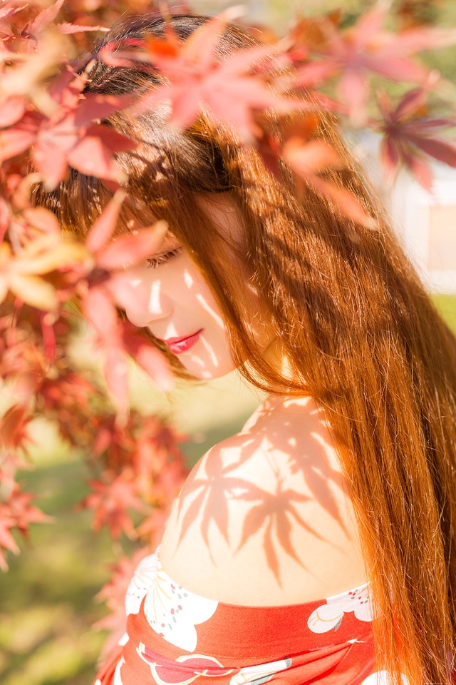 阳光下霓裳枫衣裸肩美女清凉写真惹人爱