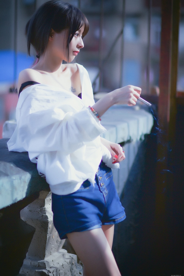 皮肤干净白皙的美女私房红唇忧郁写真