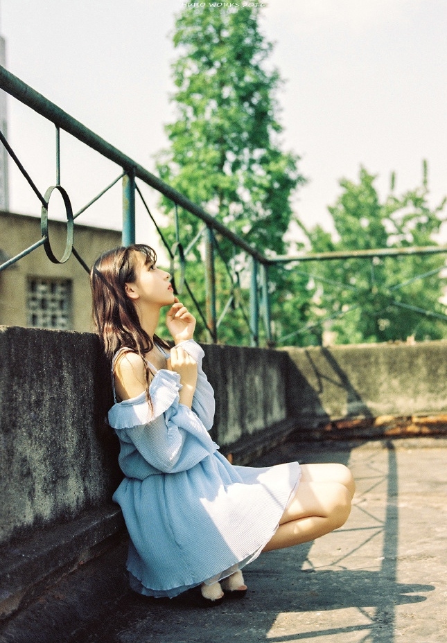 阳光女神天台温馨脸庞绽放出的唯美姿态