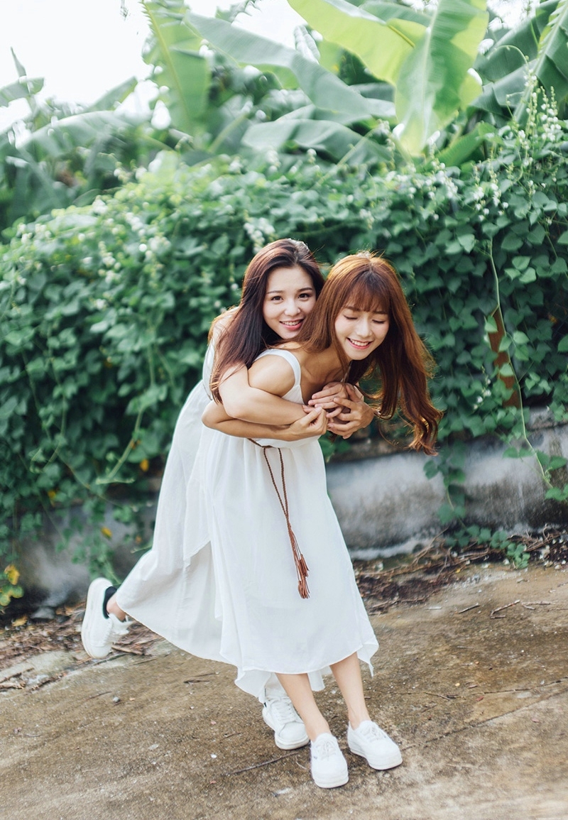 漂亮姐妹花白裙百合花香嬉戏玩耍