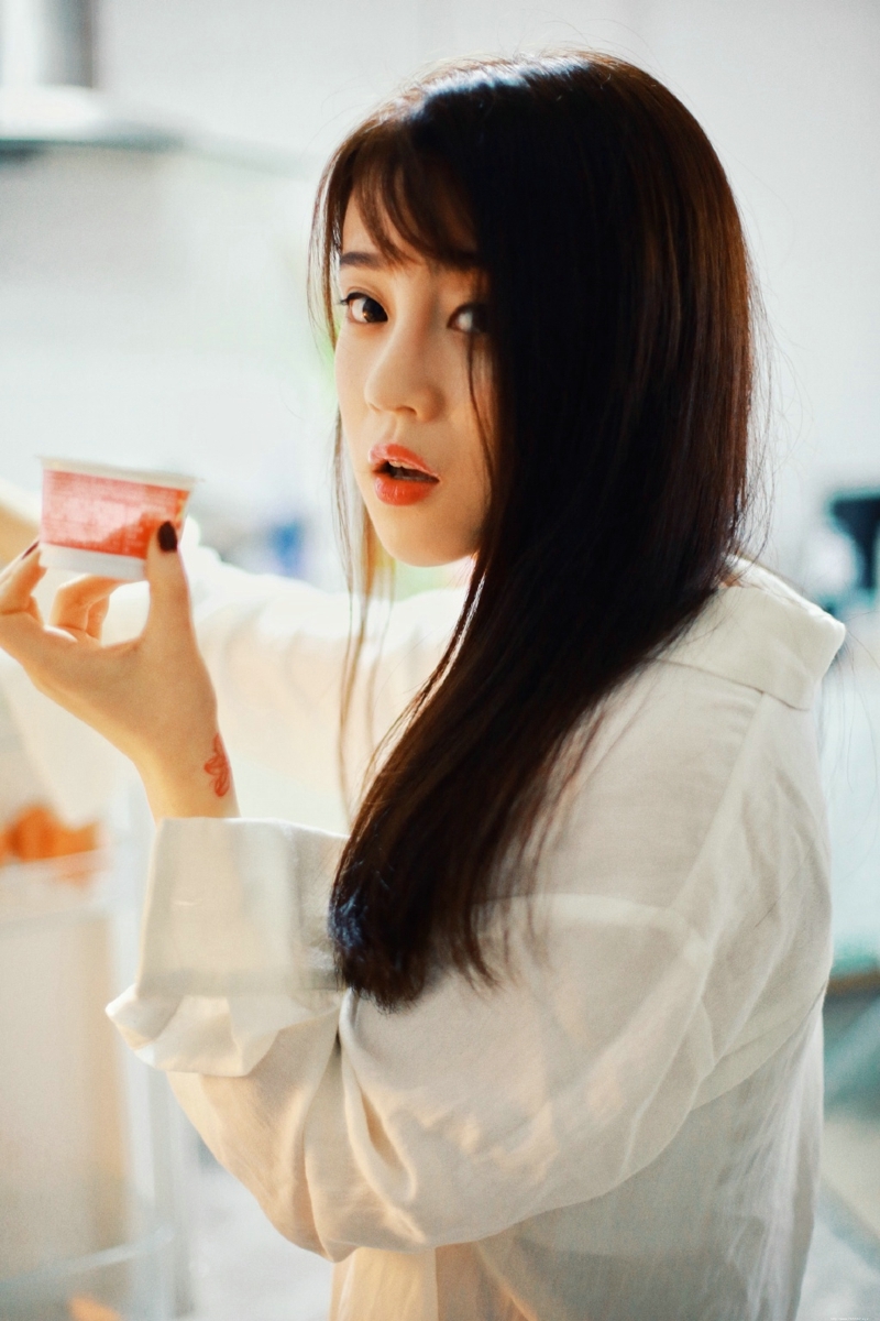 私房衬衫养眼妹子与猫咪相伴