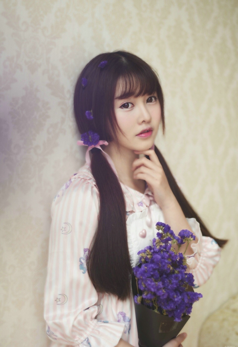 大眼萌妹子私房双马尾花束甜美娇小可人