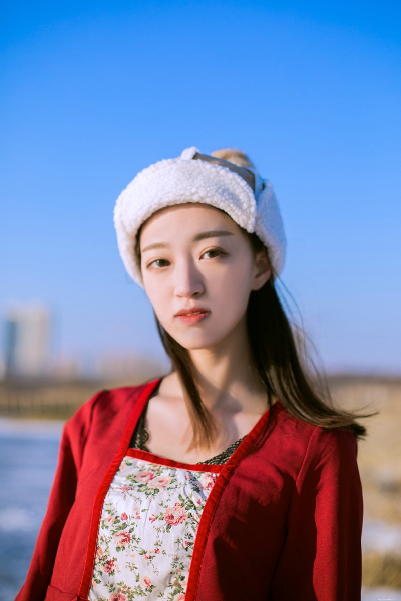 冬日暖阳下民族风红衣少女养眼写真