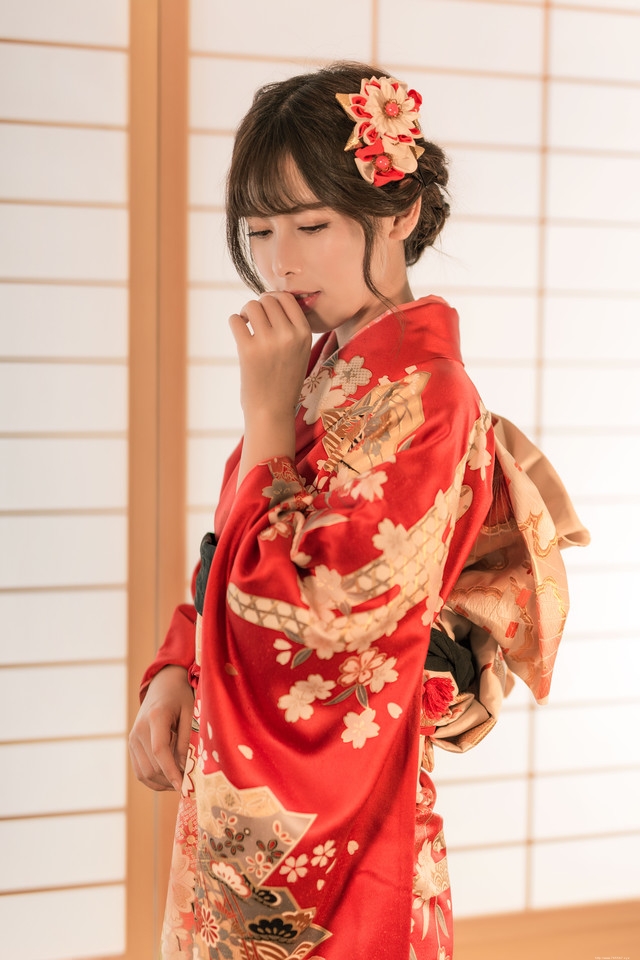 日本和服美女室内撑伞迷人的红唇