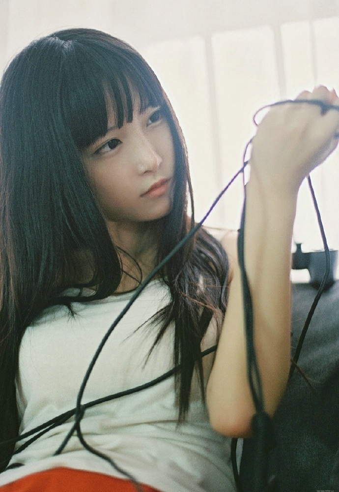 私房慵懒玩游戏的少女阳光居家假日时光