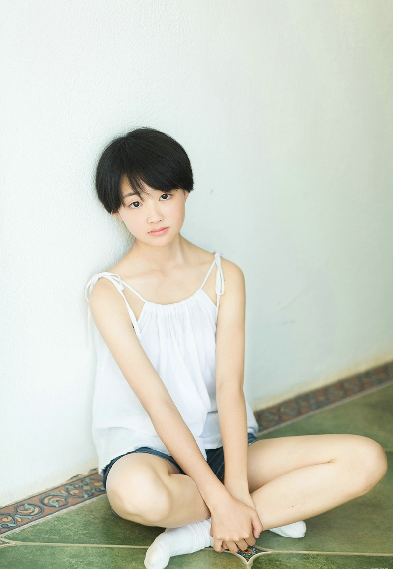 蓝天白云下的短发娇小妹子可爱玲珑