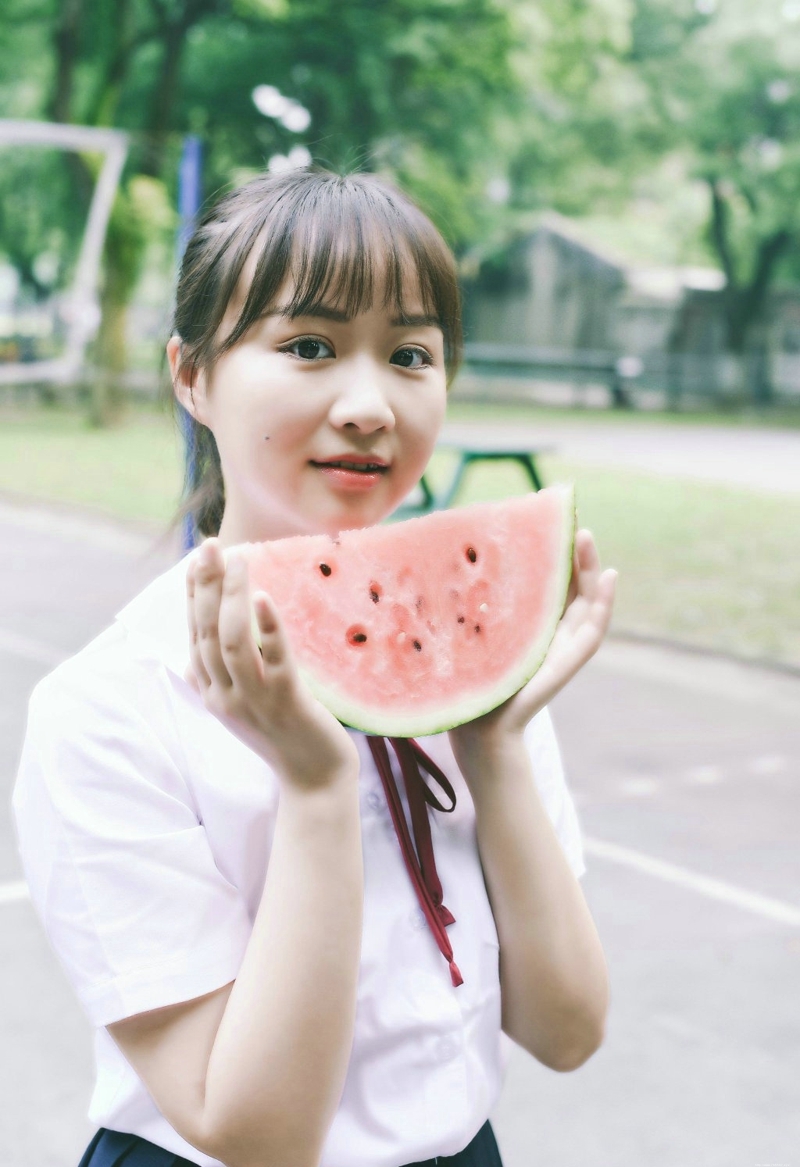 可爱圆脸校服少女马尾纯真可人