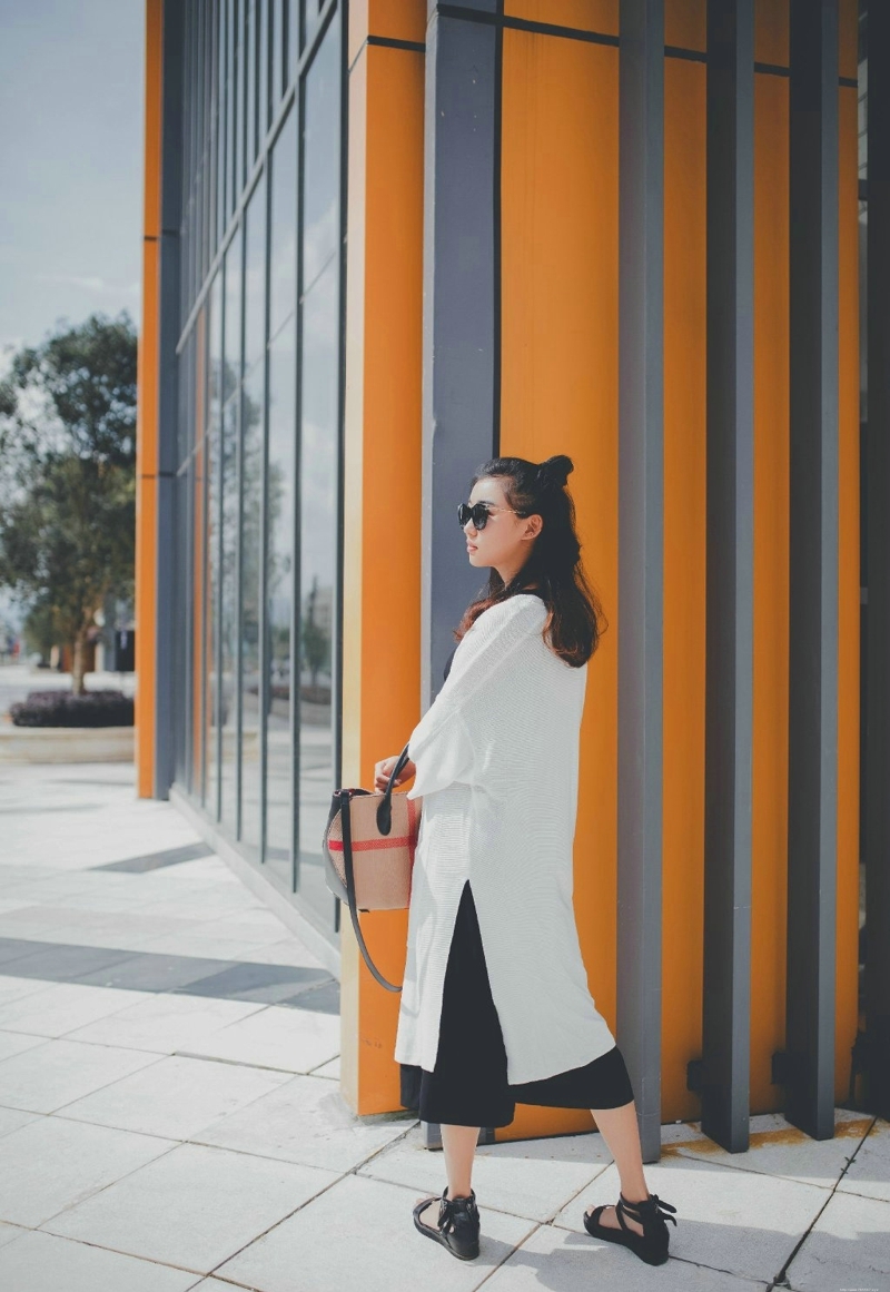 街头上的墨镜美女帅气养眼十足